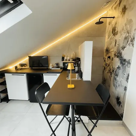 Joivy Compact Top-floor In Apartment *